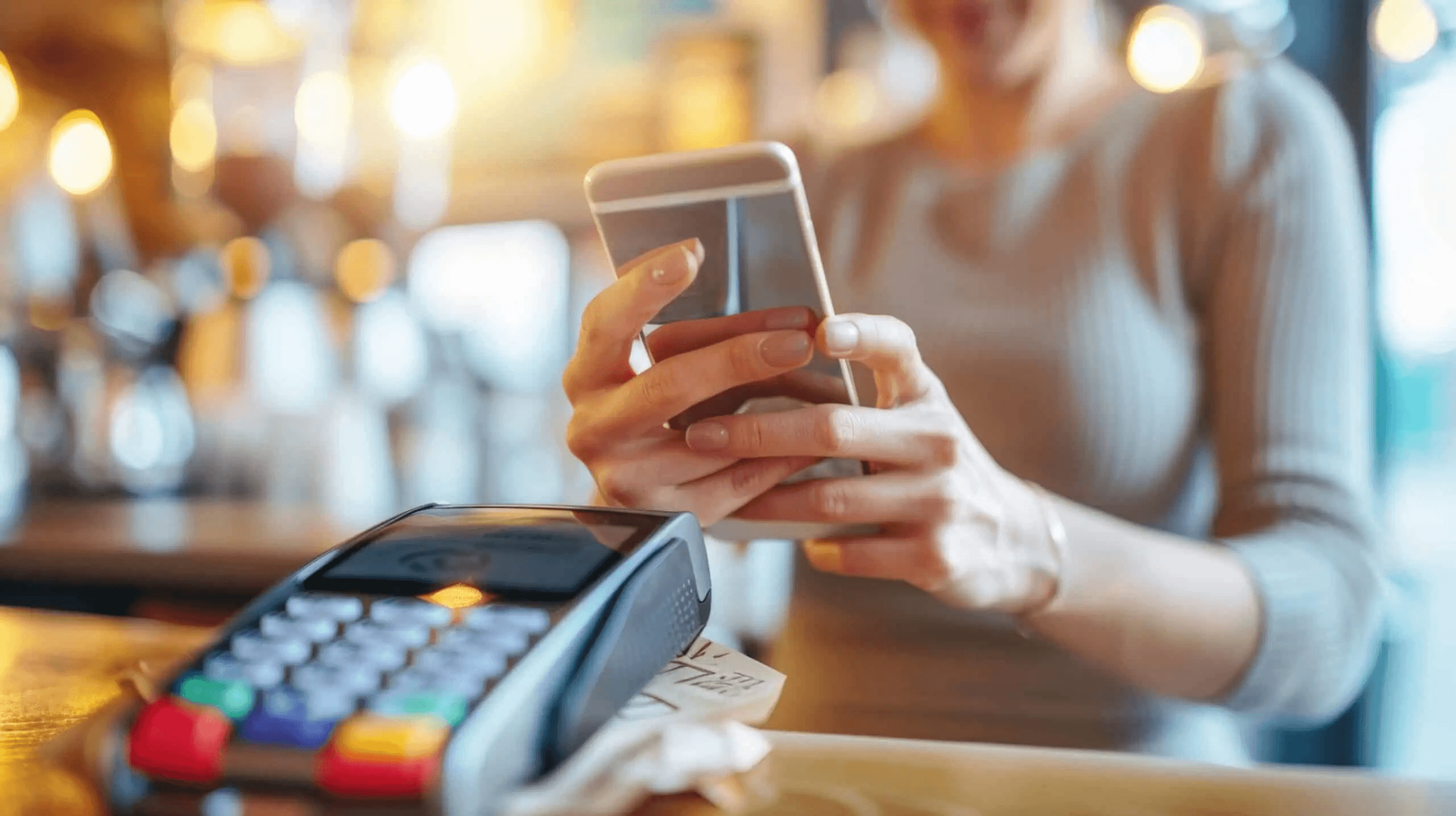 Mulher utilizando computador